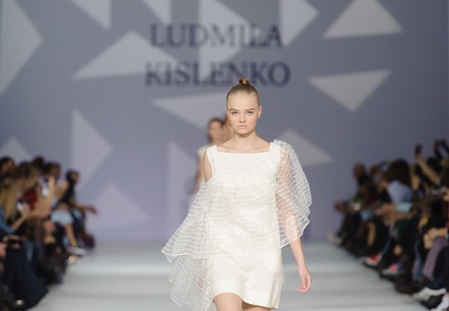 Прозорі блузки, кльош і вічна смужка: модні тренди сезону весна/літо-2017 від українських дизайнерів. Частина перша